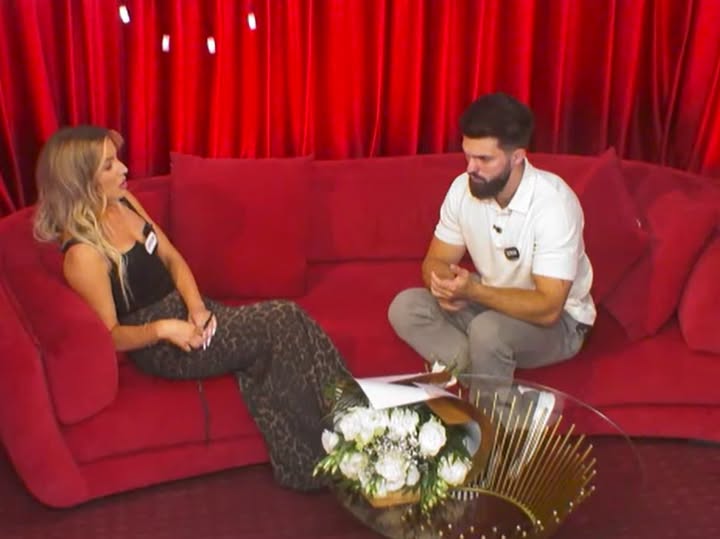 Sărut secret în Casa Iubirii? Imaginile din camera roșie care au pus pe jar toți concurenții!