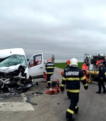 Dezastru evitat la limită în Neamț! Microbuz și cisternă cu motorină, implicate într-un accident violen
