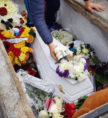 Moartea cumplită a unui copilaș de un an: A înghițit cocaină, iar mama a fugit din Italia înainte de proces!