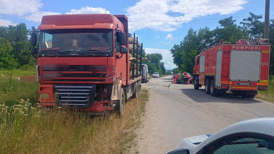 Accident teribil în Argeș! Un camion cu lemne a spulberat un autoturism. Ce s-a întâmplat cu victima impactului