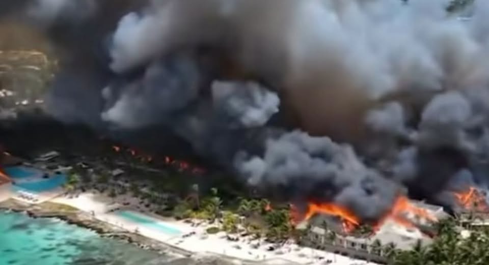 Tragedie într-un resort de lux! O turistă a murit, iar 1.700 de oameni au fugit din calea flăcărilor