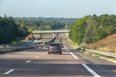 S-au certat în mașină, iar el a luat o decizie radicală! Și-a lăsat soția pe autostradă. Ce riscă acum