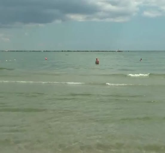 Turiștii de pe litoral, luați prin surprindere! Ce se întâmplă cu apa mării și de ce evită toți să intre