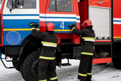 Ce a făcut un bărbat de 57 de ani într-o bancă din Slatina! S-a incendiat chiar în fața tuturor