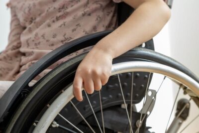 Veste bună pentru persoanele cu dizabilități: te poți pensiona cu 15 ani mai devreme. Condiția esențială impusă de lege