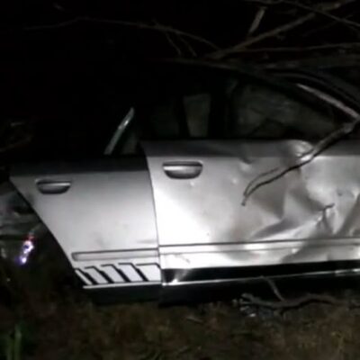 A furat o mașină și a făcut prăpăd pe șosea! Cine este șoferul care a ajuns la spital după impactul violent