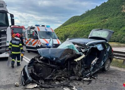 Clipe de coșmar pe DN 7! Un șofer a fost scos dintre fiarele contorsionate după impactul violent cu un Tir