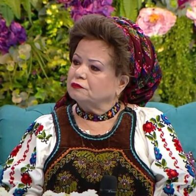 Saveta Bogdan, surprinsă cu mâna în ghips! Ce a pățit celebra cântăreață imediat după ce a coborât din taxi