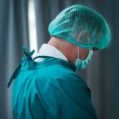 Medic anestezist, prins în flagrant în timp ce se droga: Își lăsa pacienții pe masa de operație pentru a-și face doza