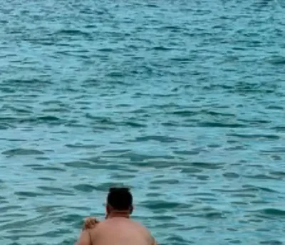 Scene fierbinți în mare! Ce au făcut doi tineri pe litoral, sub privirile turiștilor: Imaginile au făcut furori