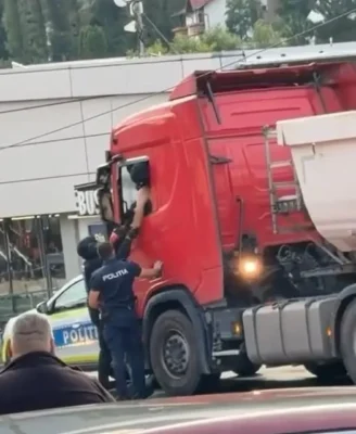 Scene de coșmar pe DN1: Un șofer de TIR a lovit mașina Poliției și s-a baricadat. Intervenție de ultimă oră