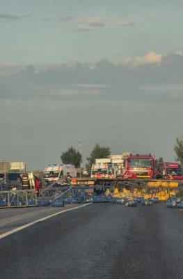 Tragedie pe E85: Un autotren cu butelii a spulberat o mașină! Trei copii, printre cele 6 victime ajunse la spital