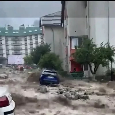 România, sub ape! Imagini de coșmar după ruperea de nori: DN1 blocat, mașini distruse și intervenții dramatice