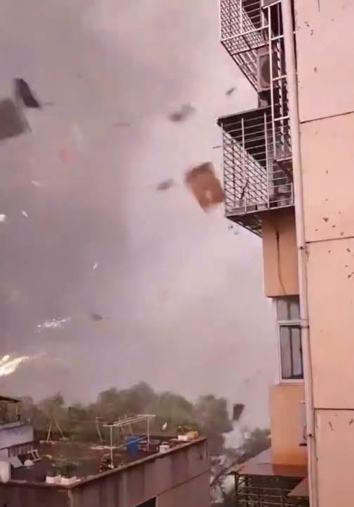Tornadă de coșmar în China: Un bărbat a fost smuls de la etajul 12, iar 800 de șerpi au evadat din ferme