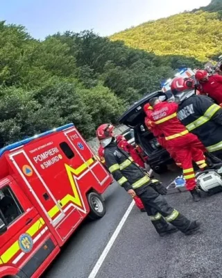 Clipe de coșmar pe DN7! Un bărbat de 71 de ani a murit după ce o stâncă uriașă i-a strivit mașina