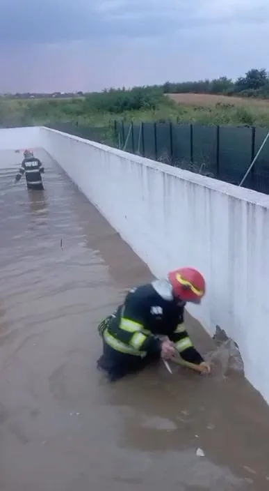 Inundații grave în Prahova. Zeci de gospodării afectate de ploile torențiale și codul roșu de viituri