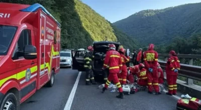 Clipe de coșmar pe DN7: Un bolovan a căzut peste o mașină în mers. Elicopterul SMURD a aterizat de urgență