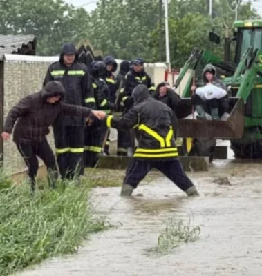 Cod roșu și portocaliu de ploi torențiale și vijelii în România. Un sfert din teritoriul țării este afectat de vreme severă