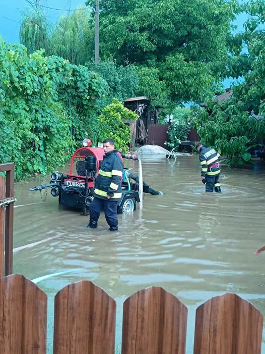 Vreme extremă în Capitală și în mai multe județe. Pagube în Prahova și avertizări meteo prelungite de cod roșu