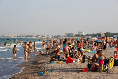Fenomenul meteo bizar care a răcit apa mării pe litoral. Turiștii găsesc temperaturi de iarnă în plină vară