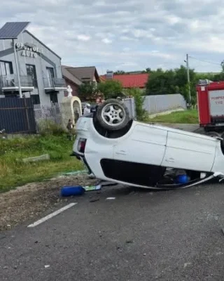Accident grav în Neamț. Două persoane au fost rănite și transportate la spital după ce mașina în care se aflau s-a răsturnat