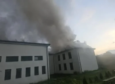 Incendiu violent la o școală din județul Cluj. Flăcările au distrus acoperișul pe o sută de metri pătrați după opt ore de intervenție