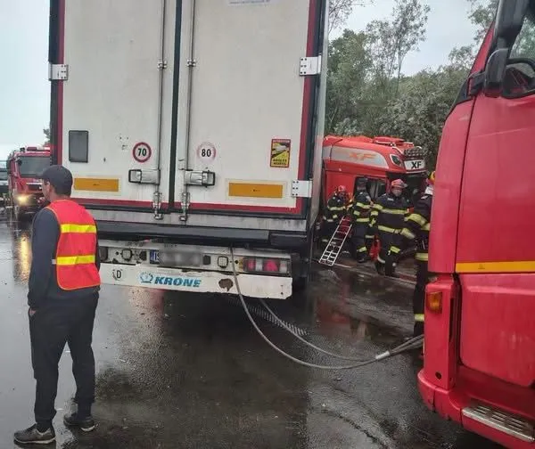 Accident grav pe E85 în Neamț. Șase persoane au fost rănite după impactul dintre un autoturism și un TIR încărcat cu butelii