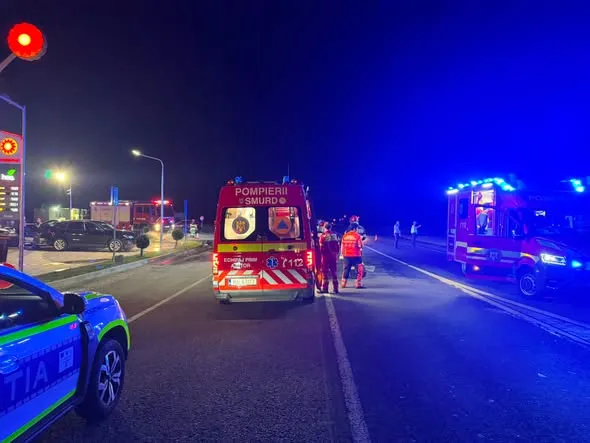 Accident grav pe DN17. Mai multe persoane au ajuns la spital după impactul dintre două autoturisme