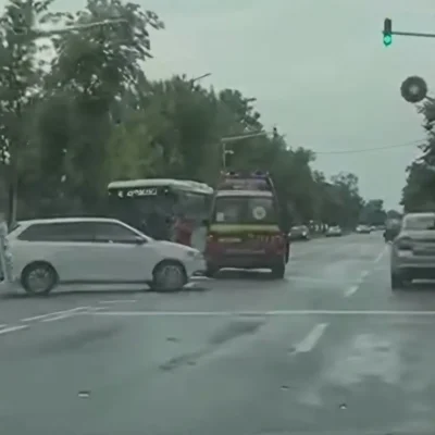 Ambulanță SMURD implicată într-un accident la Focșani. Echipajul se îndrepta spre o misiune gravă