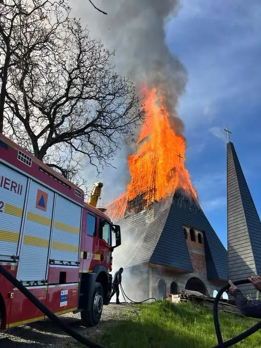 Incendiu la o biserică monument UNESCO din Maramureș. Flăcările au pornit de la lucrări de sudură la acoperiș