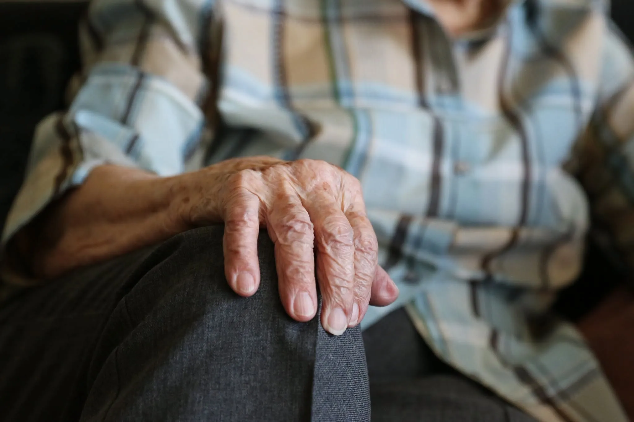 Doi pensionari veniți la tratament în Iași au fost prinși în timp ce spionau cu binoclul femeile de pe o plajă