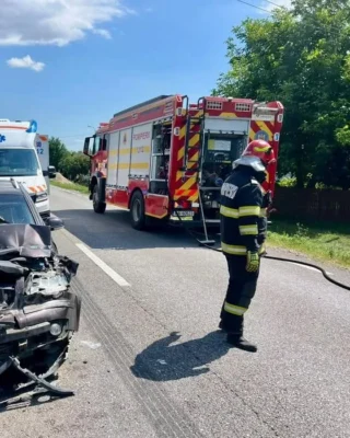 Accident grav pe DN2. O persoană rănită a fost transportată la spital în urma coliziunii dintre un autocamion și un autoturism