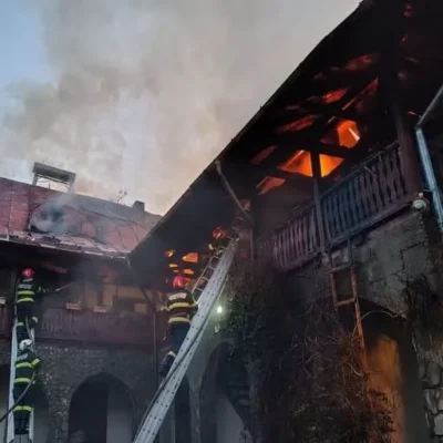 Tragedie la Neamț. O persoană a murit carbonizată într-un incendiu puternic izbucnit la Mănăstirea Bisericani