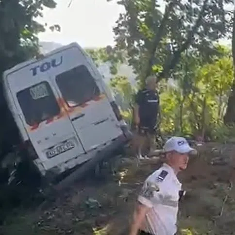 Accident grav la Câmpulung. Un microbuz cu 16 pasageri s-a izbit de un gard și autoritățile au activat Planul Roșu
