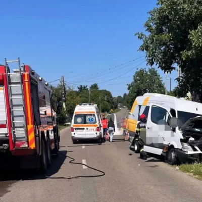 Accident rutier în Botoșani. Zece persoane au fost evaluate medical după impactul dintre un autoturism și un microbuz
