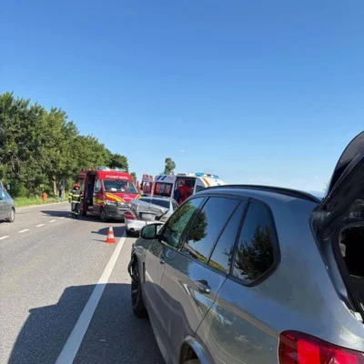 Accident cu trei mașini la Suceava. Un adult și un copil au fost transportați la spital