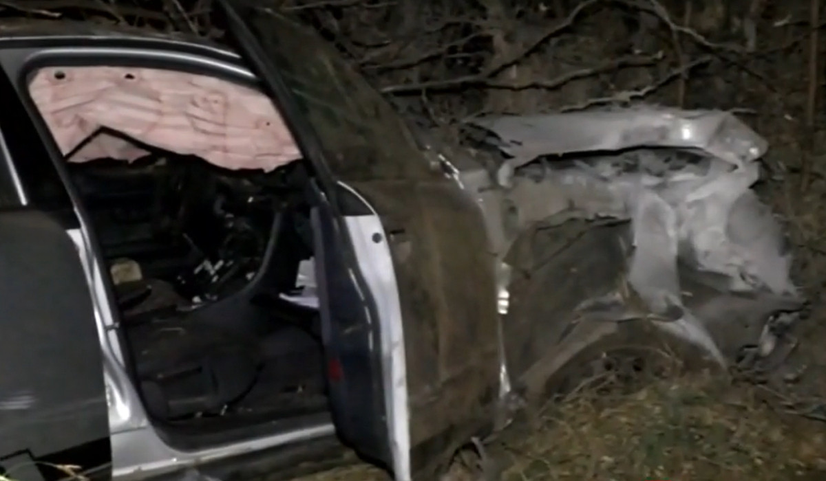 A zburat cu mașina în pădure! Cine este tânărul rănit în accident și ce trecut obscur ascunde față de polițiști
