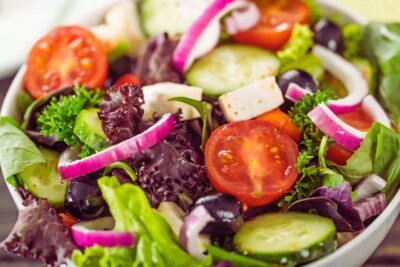Adio, caniculă! Salatele delicioase care te răcoresc instant și te ajută să ai o siluetă de invidiat