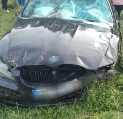 Accident rutier în Argeș. Un șofer de 18 ani a ajuns cu mașina într-un șanț adânc după ce a ….