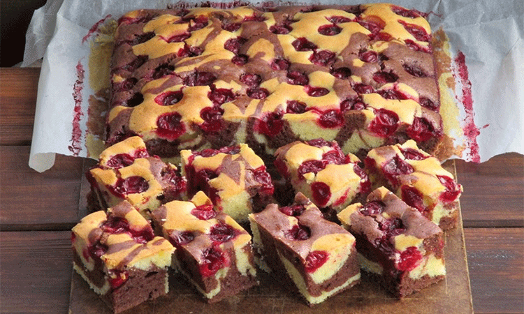 Secretul celei mai pufoase prăjituri cu vișine! Trucul gospodinelor pentru un desert delicios, gata în 35 de minute