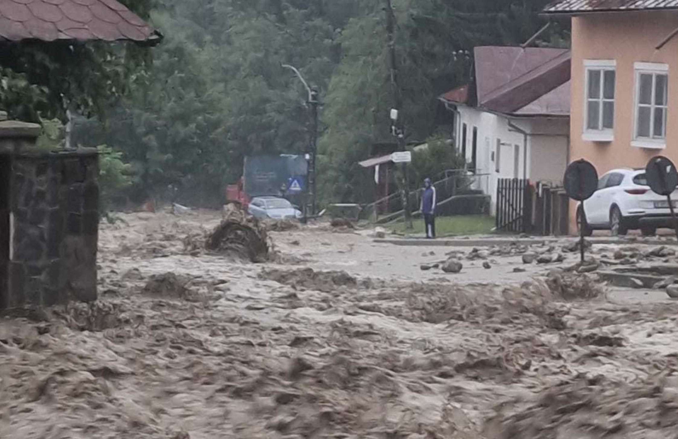 Dezastru pe Valea Prahovei: DN1 a devenit un râu de noroi! Imagini cu mașinile luate de viitură în Bușteni