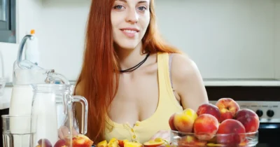 Greșeala uriașă pe care o faci când mănânci piersici! Partea pe care o arunci e aur curat pentru inimă și ochi
