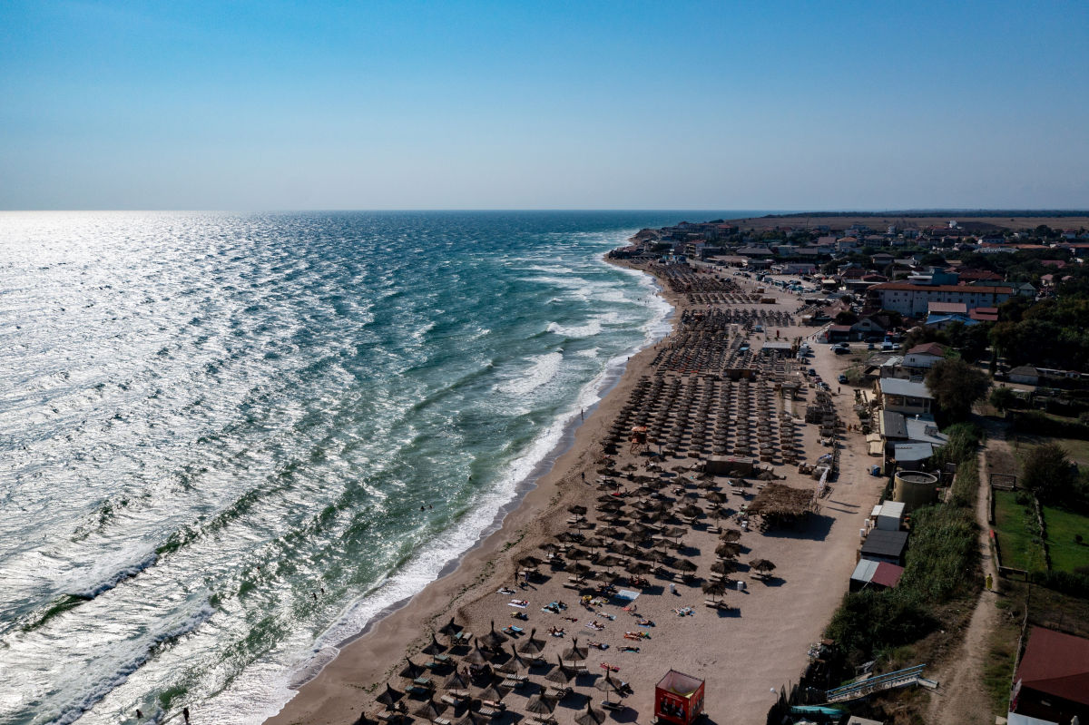 Turiștii au fugit de pe plajă! De ce apa mării a devenit rece ca gheața, deși e iulie. Ce se întâmplă, de fapt.