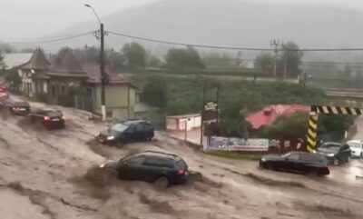 Apocalipsă pe DN1! Viitura a măturat tot în cale la Bușteni. Ce au surprins martorii în plin centrul stațiunii
