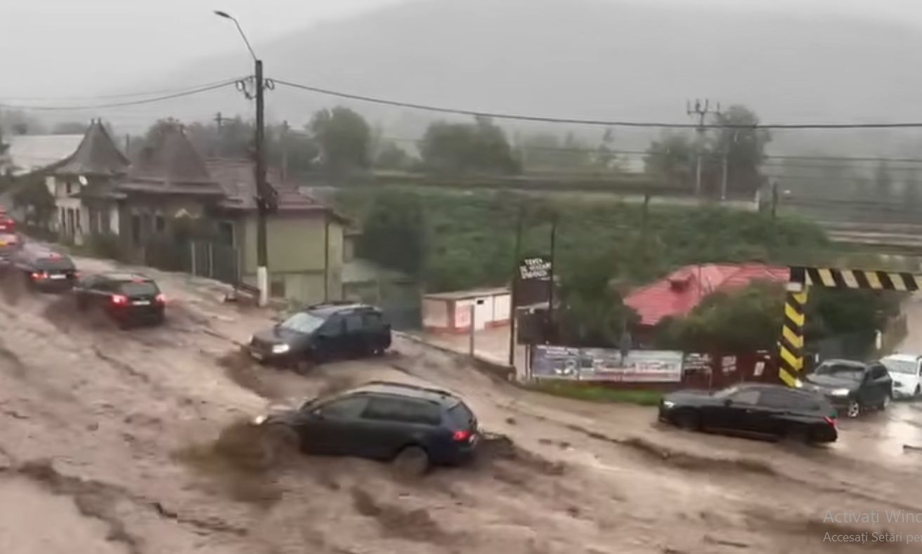 Apocalipsă pe DN1! Viitura a măturat tot în cale la Bușteni. Ce au surprins martorii în plin centrul stațiunii