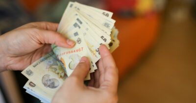 Vestea momentului pentru pensionari! Ce se întâmplă cu banii dacă nu ești acasă când vine poștașul