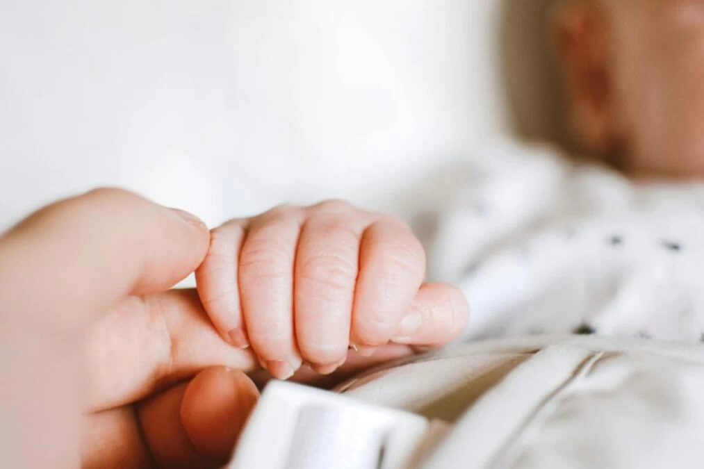 Banii care intră pe card în 2026! Câți lei primesc familiile cu 2 copii. Suma exactă care vine de la stat