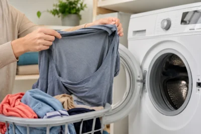 Trucul simplu care îți salvează hainele! De ce trebuie să le întorci mereu pe dos înainte de spălare