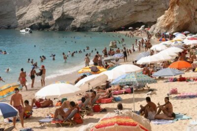 Vacanță distrusă în Grecia! Greșeala banală care te lasă fără 250 de euro. Poliția dă amenzi pe loc