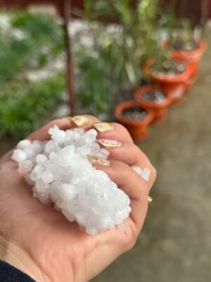 Adio, caroserie distrusă! Ce să pui pe mașină dacă vine grindina și nu ai garaj ca să scapi de reparații scumpe